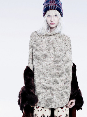 混纺高领针织服饰 Sasha Luss的白发炫酷演绎与Free People风尚